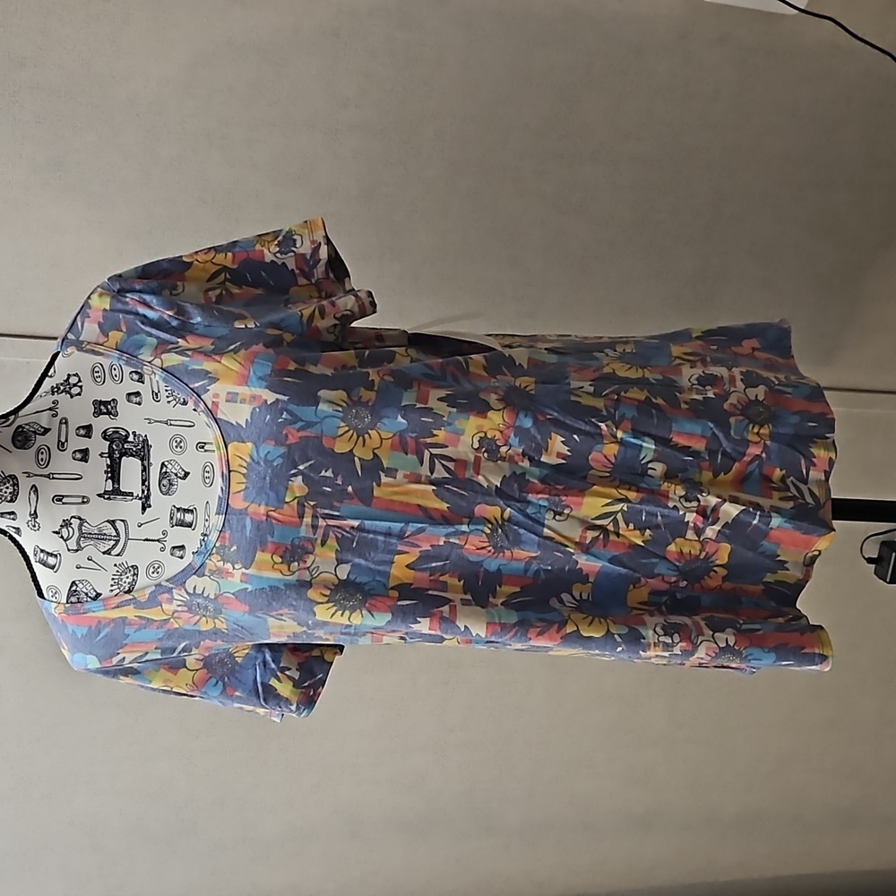 LuLaRoe Classic T Women's Medium Short Sleeve Floral Shirt NWT